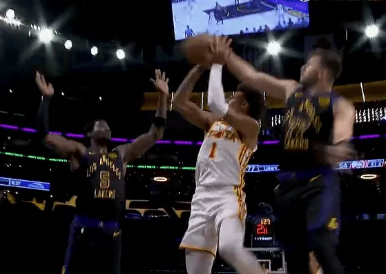 500胜负彩-东契奇身后送出排球大帽，湖人轰出35-12超级进攻波领先23分